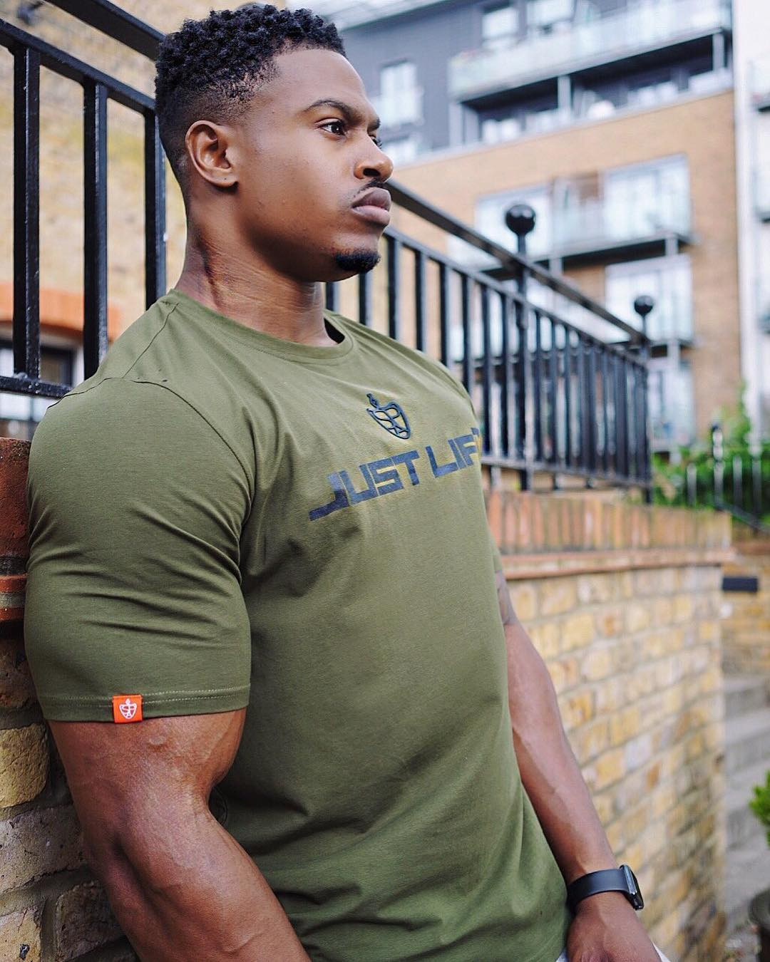 T-shirt uomo muscolosa estiva nuova sportiva casual manica corta materiale traspirante - Foto 19 di 19